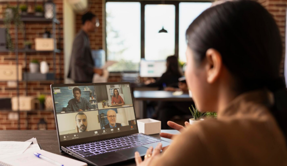 First Steps Into Shared Healing: The Experience of Online Group Therapy